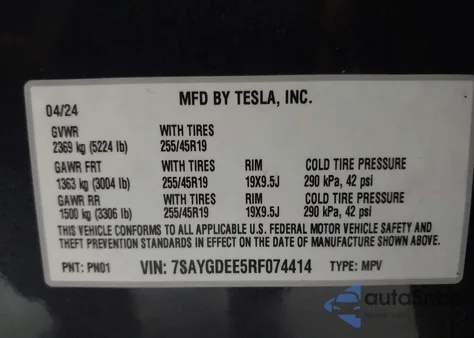 2024 Tesla Model Y Long Range Dual Motor All-Wheel Drive z USA, uszkodzony, nr VIN 7SAYGDEE5RF074414